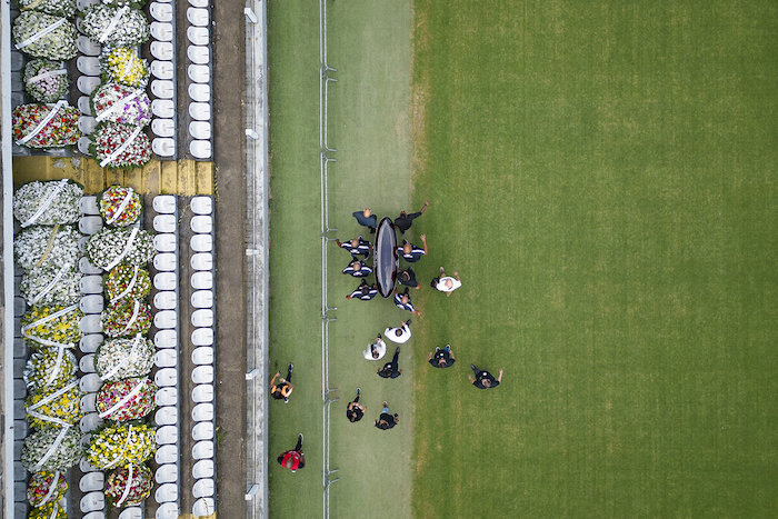 Un grupo de personas carga el féretro de Pelé en la cancha del Estadio Vila Belmiro en Santos, Brasil, el lunes 2 de enero de 2023.