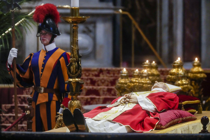 Un guardia suizo permanece de pie junto al cuerpo del Papa emérito Benedicto XVI en la Basílica de San Pedro, a donde miles de personas acudieron para rendirle homenaje, en el Vaticano.