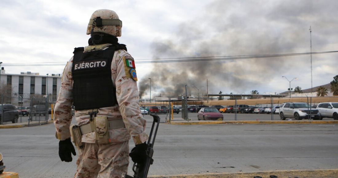 Un soldado mexicano monta guardia afuera de una cárcel estatal en Ciudad Juárez, México, el domingo 1 de enero de 2023.