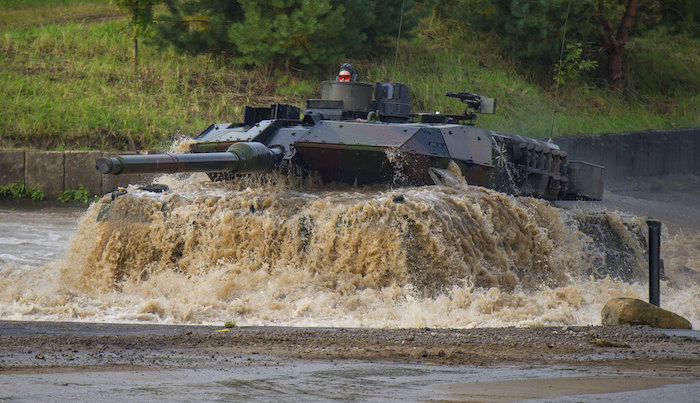 Un tanque de batalla Leopard 2A6 atraviesa un charco durante los preparativos para un ejercicio de entrenamiento en Munster, Alemania, el 25 de septiembre de 2017.