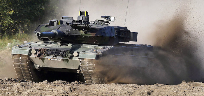 Un tanque Leopard 2 avanza durante un evento de demostración ante la prensa el miércoles 28 de septiembre de 2011, en Münster, Alemania.