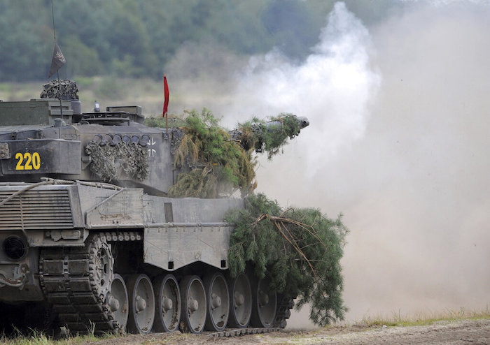 Un tanque Leopard 2A6 del batallón de maniobras Bundeswehr Panzer 93 dispara en el área de entrenamiento Oberlausitz, el 12 de agosto de 2009, en Weisskeissel, Alemania.