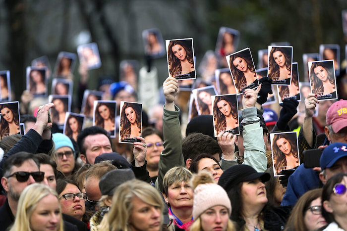 Una multitud sostiene fotografías durante una ceremonia en honor de Lisa Marie Presley el domingo 22 de enero de 2023, en Memphis, Tennessee.