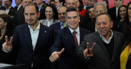 Marko Cortés, presidente nacional del PAN, Alejandro Moreno, presidente nacional del PRI y Jesús Zambrano, líder del PRD, se toman una fotografía al inicio del evento.