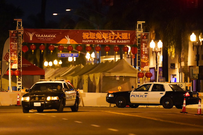 Vehículos policiales en el lugar donde ocurrió el tiroteo en Monterey Park, California, el 22 de enero de 2023.