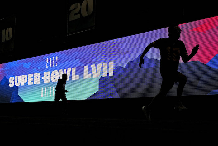 Aficionados realizan la carrera de 40 yardas en el NFL Experience antes del Super Bowl el sábado 11 de febrero del 2023.