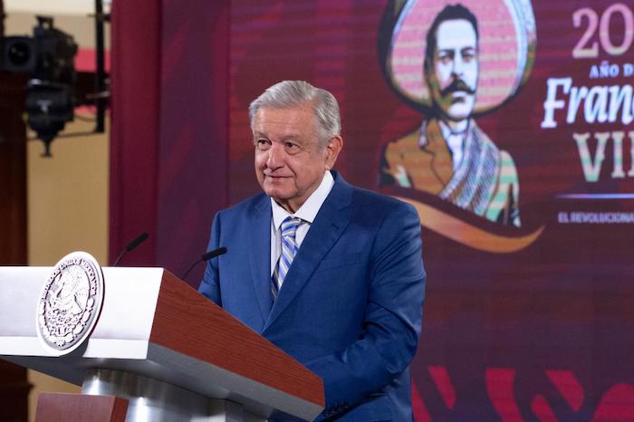 El Presidente Andrés Manuel López Obrador dijo esta mañana que evalúa demandar al abogado de Genaro García Luna, César de Castro, por haber intentado manchar su nombre al vincularlo con un supuesto soborno de Jesús “El Rey” Zambada, que fue negado por el mismo narcotraficante durante el juicio y que fue desestimado en el acto por el Juez Brian Cogan.