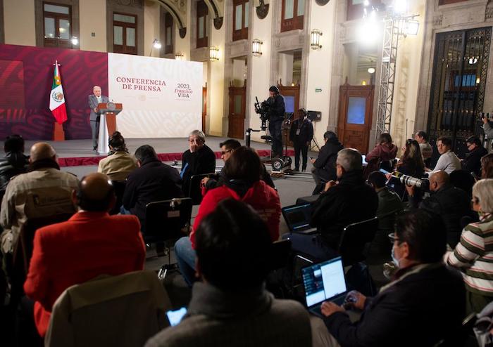 El Presidente Andrés Manuel López Obrador aseguró la mañana de este jueves que no habrá traición en el proceso de la sucesión presidencial de 2024, que no se involucrará en nada relacionado con eso y que ya no hablará "mucho" de las encuestas de Morena porque la gente será quien elija a la o el candidato.