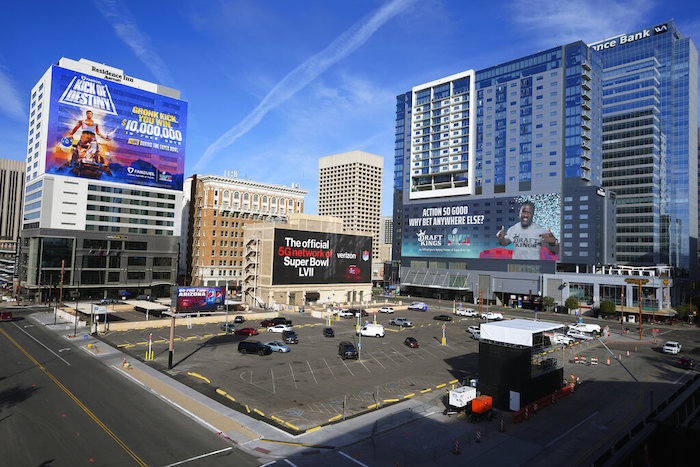 Anuncios en edificios y vallas electrónicas previo al Super Bowl LVII de la NFL en Phoenix, el 3 de febrero de 2023.