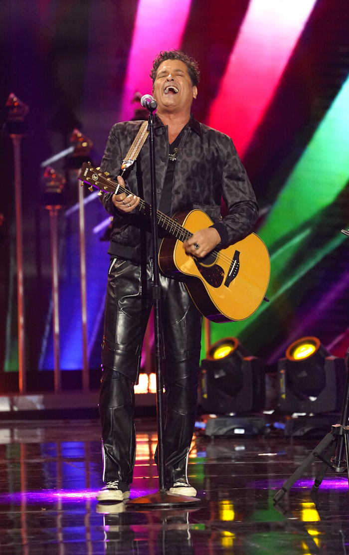 Carlos Vives durante su presentación en la 65a entrega anual del Grammy el 5 de febrero de 2023 en Los Ángeles.