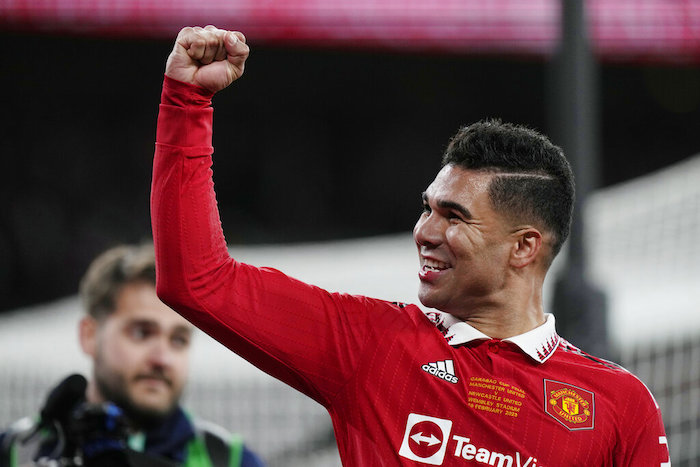 Casemiro del Manchester United celebra la victoria 2-0 ante Newcastle en la final de la Copa de la Liga Inglesa, el domingo 26 de febrero de 2023.