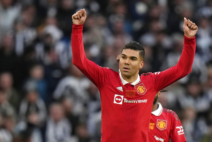 Casemiro festeja tras anota el primer gol del Manchester United ante Newcastle United en la final de la Copa de la Liga Inglesa, el domingo 26 de febrero de 2023.