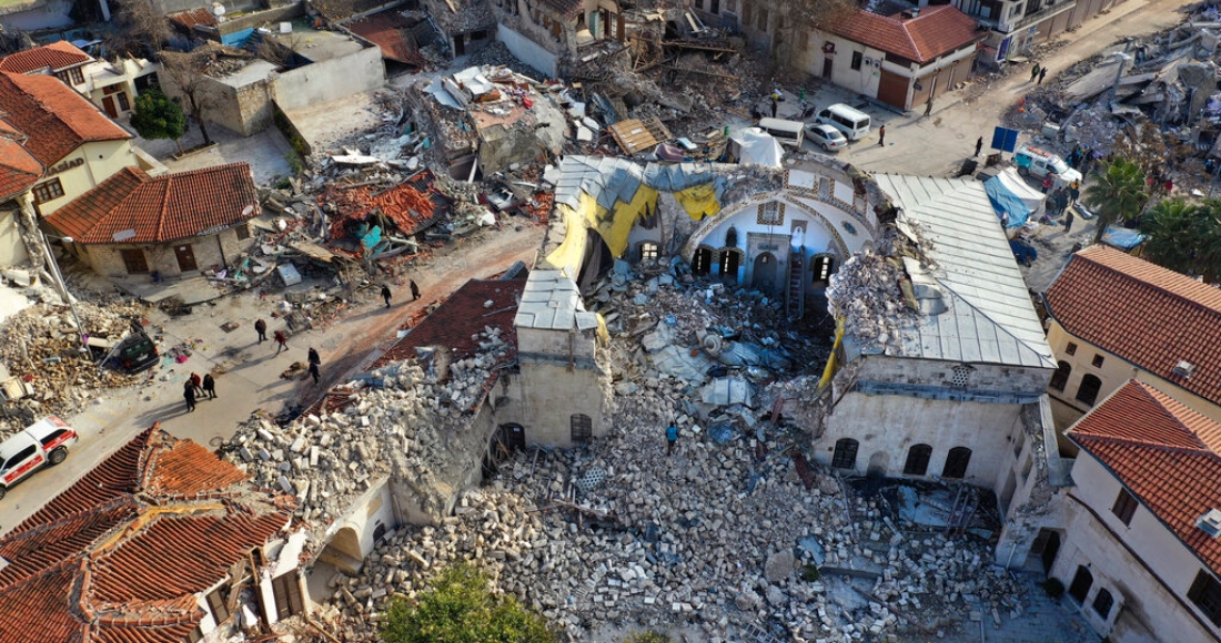 Ciudadanos turcos caminan el sábado 11 de febrero de 2023 frente a la histórica mezquita Habib Najjar, la cual quedó destruida durante un devastador terremoto, en la ciudad de Antioquía, Turquía.