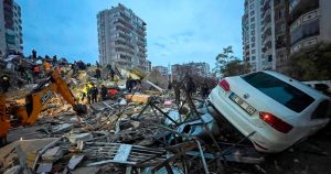 Cuadrillas de socorristas buscan entre los escombros de un edificio a sobrevivientes tras un sismo, en Adana, Turquía, el lunes 6 de febrero de 2023.