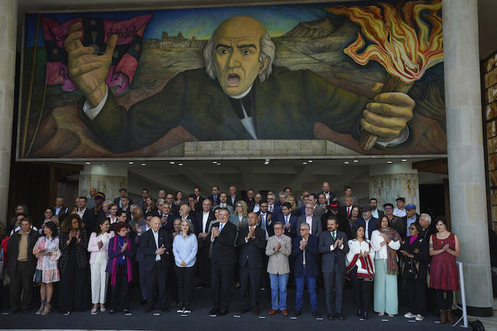 Delegaciones del Gobierno colombiano y el grupo guerrillero Ejército de Liberación Nacional posan para una foto después de la ceremonia de apertura de la segunda ronda de conversaciones en la Ciudad de México, el lunes 13 de febrero de 2023.