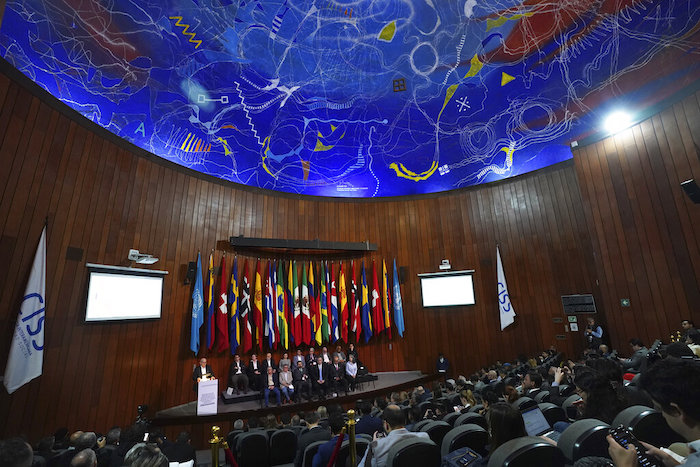 Delegaciones del Gobierno de Colombia y la guerrilla Ejército de Liberación Nacional asisten a la ceremonia de apertura de la segunda ronda de conversaciones en la Conferencia Interamericana de Seguridad Social en la Ciudad de México, el lunes 13 de febrero de 2023.