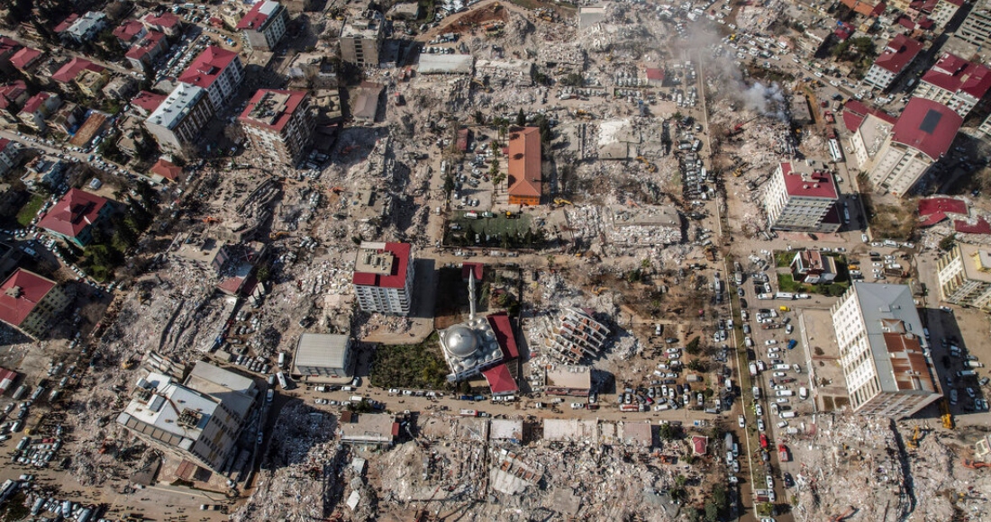 Esta imagen aérea muestra la destrucción causada por un potente sismo en el centro de la ciudad de Kahramanmaras, en el sur de Turquía, el 9 de febrero de 2023.