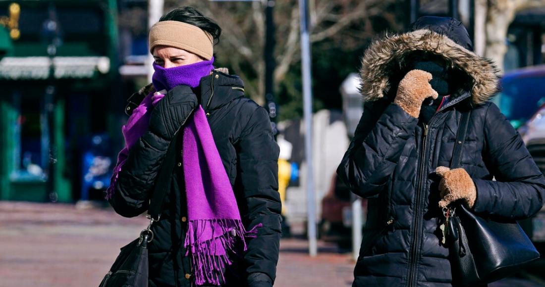 Dos mujeres arropadas por el clima caminan durante un golpe de frío el viernes 3 de febrero de 2023 en Portsmouth, Nueva Hampshire.