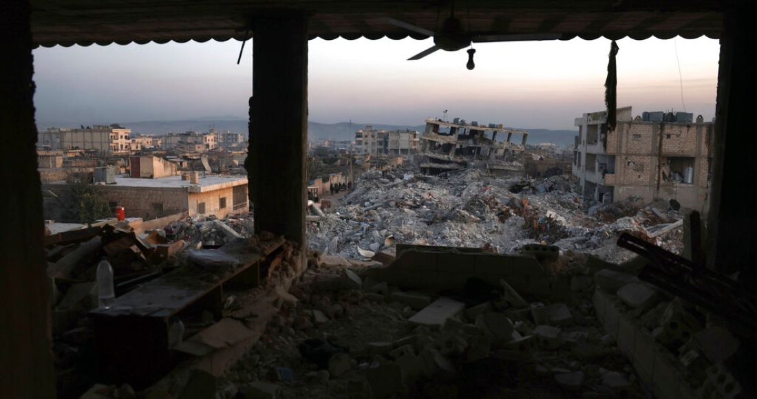 Edificios derrumbados, vistos desde la ventaja de un inmueble dañado tras un devastador sismo que afectó a la localidad de Jinderis, en la provincia de Alepo, Siria, el 9 de febrero de 2023.