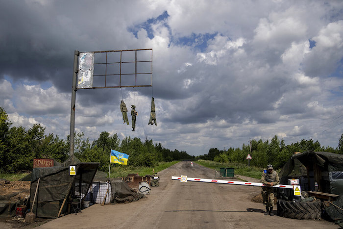 Efigies de soldados rusos se ven colgadas en un control de carretera en la región de Járkiv, Ucrania, el sábado 23 de julio de 2022.