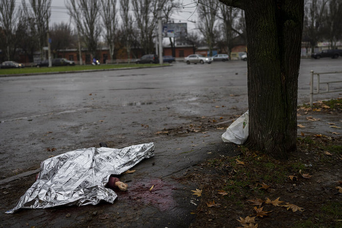 El cuerpo de una mujer asesinada durante un ataque ruso se ve bajo una manta térmica antes de ser trasladada a una morgue en Jersón, en el sur de Ucrania, el viernes 25 de noviembre de 2022.