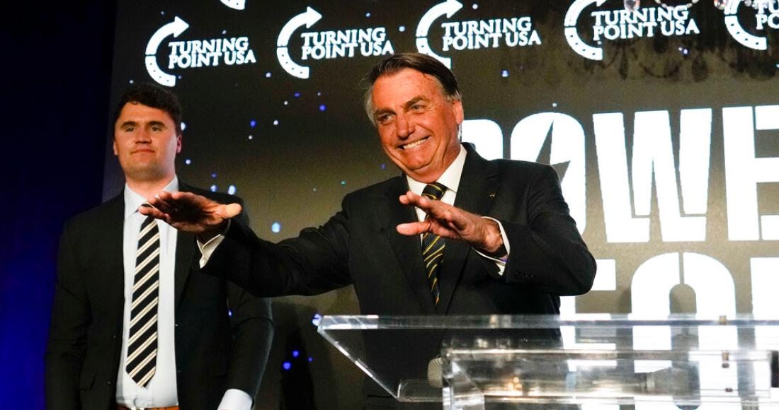 El expresidente brasileño Jair Bolsonaro, derecha, habla al lado del fundador de Turning Point USA, Charlie Kirk, en un evento de TPUSA en el complejo Trump National Doral Miami, el viernes 3 de febrero de 2023, en Doral, Florida.