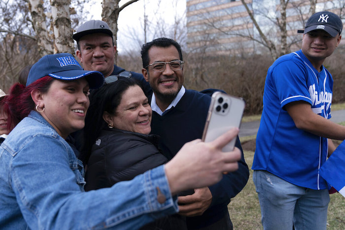 El líder de la oposición nicaragüense Félix Maradiaga se toma un selfie con simpatizantes en Chantilly, Virginia, Estados Unidos, el jueves 9 de febrero de 2023.