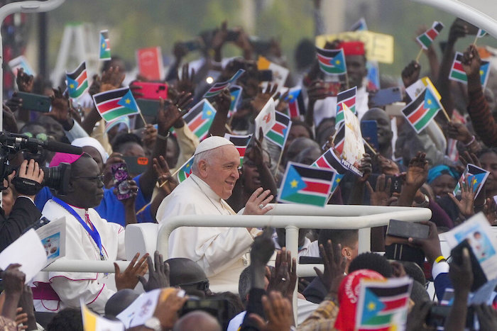 El Papa Francisco llega para celebrar una misa masiva en el Mausoleo de John Garang en Yuba, Sudán del Sur, el domingo 5 de febrero de 2023.