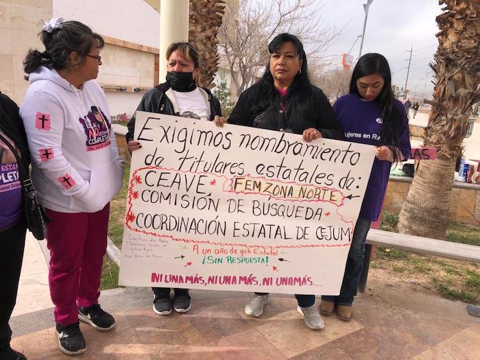 Durante el evento, las mamás denunciaron que actualmente no hay titular en la Fiscalía Especializada de la Mujer (FEM) zona Norte, con sede en Juárez; tampoco coordinadora de los Centros de Justicia a nivel estatal; ni responsable en la Comisión de Búsqueda; ni en la Comisión Ejecutiva de Atención a Víctimas (CEAVE).