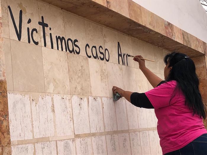 La mañana del 25 de febrero, junto a otras mamás de mujeres desaparecidas e integrantes de la Red Mesa de Mujeres, Susana pegó pesquisas y retocó con pintura color rosa las cruces instaladas en el memorial que se construyó en memoria de las mujeres víctimas de feminicidio, denominado Campo Algodonero.