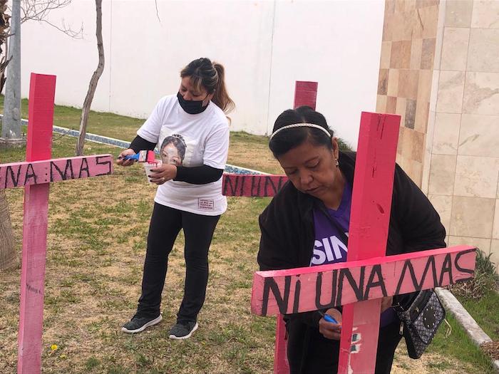 Con pinta de cruces y pega de pesquisas, mamás de desaparecidas y asesinadas llaman a prevenir la violencia contra niñas y mujeres.