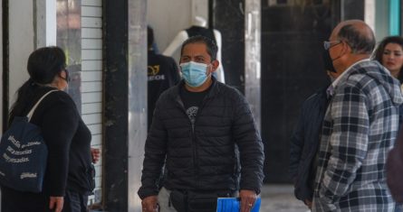 El uso de cubrebocas en el Valle de Toluca continúa por parte de varias personas que acuden a realizar sus actividades de manera formal tomando las precauciones ante casos de influenza, gripa y COVID-19.