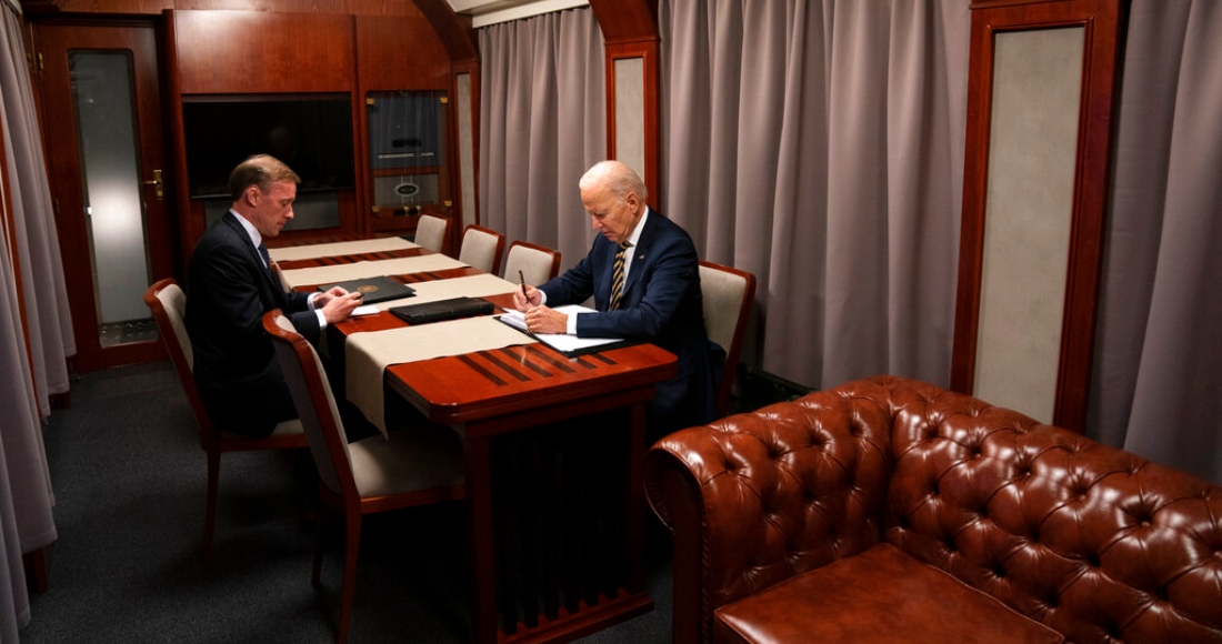 El Presidente Joe Biden (derecha) sentado en un tren con el asesor de Seguridad Nacional Jake Sullivan mientras repasa su discurso con motivo del primer aniversario de la guerra en Ucrania, el lunes 20 de febrero de 2023, tras realizar una visita sorpresa con el Presidente ucraniano Volodímir Zelenski en Kiev.