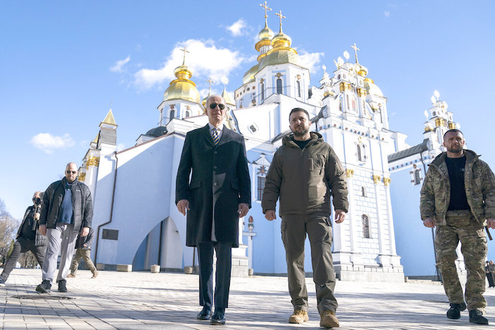 El Presidente de Estados Unidos, Joe Biden, camina junto al mandatario ucraniano Volodímir Zelenski al lado de la Catedral de San Miguel, en Kiev, el lunes 20 de febrero de 2023.