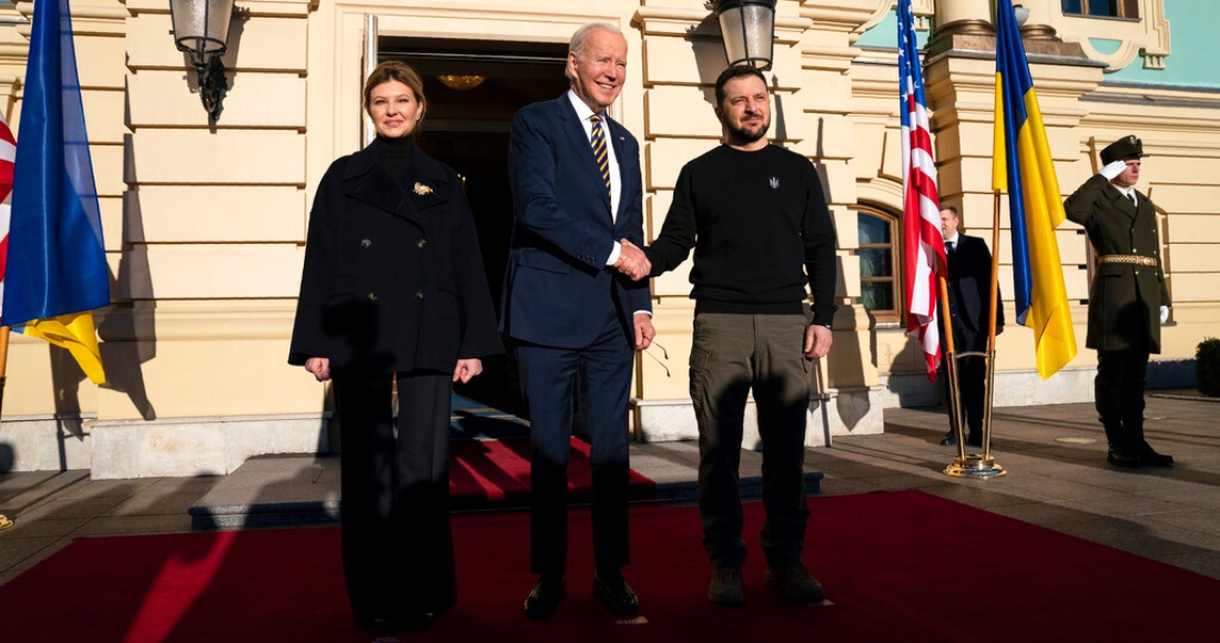 El Presidente de Estados Unidos, Joe Biden, en el centro, estrecha la mano del Presidente de Ucrania, Volodímir Zelenski, a la derecha, mientras posan junto a Olena Zelenska, a la izquierda, esposa del Presidente Zelenski, en el Palacio de Mariinsky durante una visita no anunciada de Biden a Kiev, el lunes 20 de febrero de 2023.