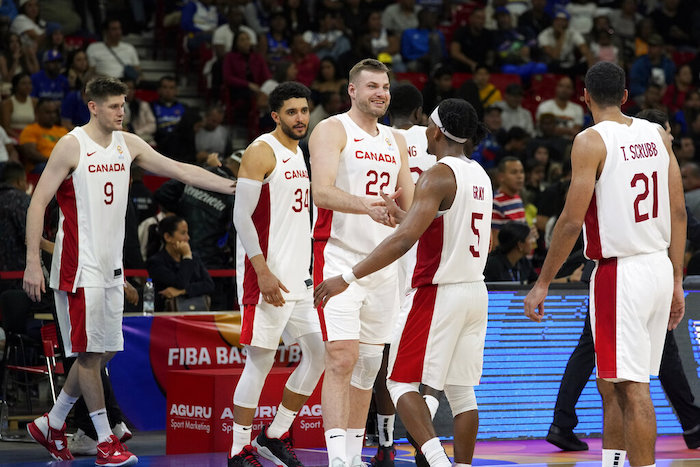 Los jugadores de Canadá celebran tras vencer a Venezuela en las eliminatorias de las Américas para la Copa Mundial de baloncesto, el domingo 26 de febrero de 2023, en Caracas.