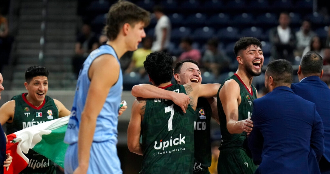 Los jugadores de México festejan tras vencer a Uruguay para clasificarse a la Copa Mundial de baloncesto, el domingo 26 de febrero de 2023, en Montevideo.