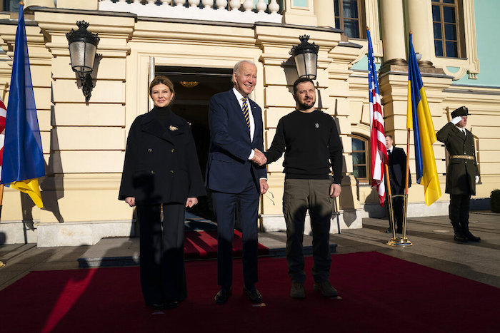 El Presidente de Estados Unidos, Joe Biden, en el centro, estrecha la mano del Presidente de Ucrania, Volodímir Zelenski, a la derecha, mientras posan junto a Olena Zelenska, a la izquierda, esposa del Presidente Zelenski, en el Palacio de Mariinsky durante una visita no anunciada de Biden a Kiev, el lunes 20 de febrero de 2023.