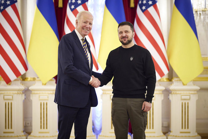 En esta imagen tomada de un video proporcionado por la oficina de prensa de Presidencia ucraniana y compartido en Facebook el lunes 20 de febrero de 2023. el Presidente de Ucrania, Volodímir Zelenski, a la derecha, y el Presidente de Estados Unidos, Joe Biden, estrechan la mano durante su reunión en Kiev, Ucrania.