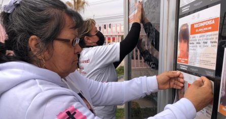 Con pinta de cruces y pega de pesquisas, mamás de desaparecidas y asesinadas llaman a prevenir la violencia contra niñas y mujeres.