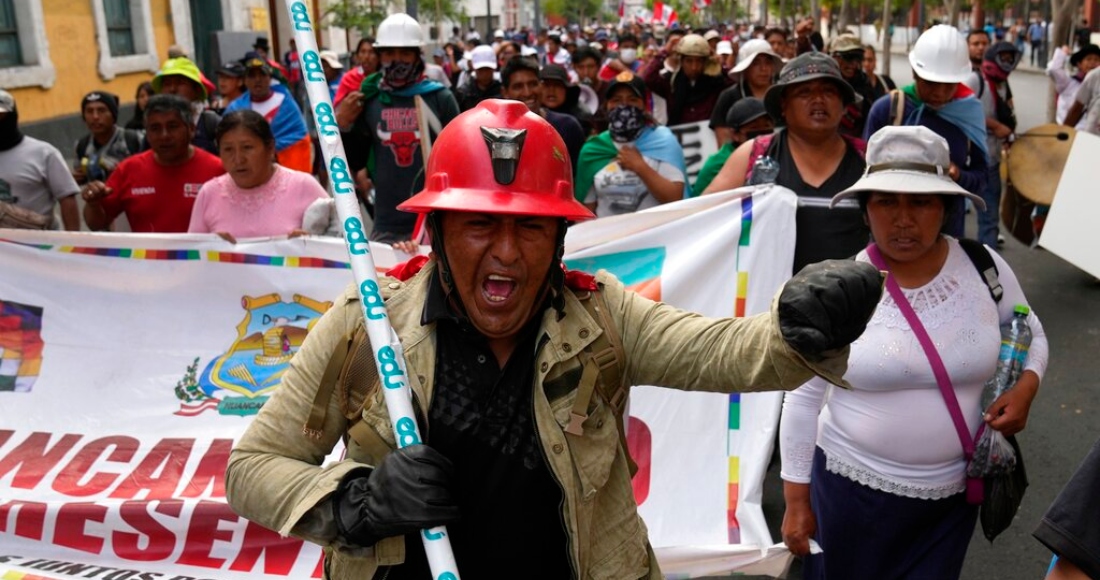 Manifestantes antigubernamentales marchan por Lima, Perú, el miércoles 1 de febrero de 2023.