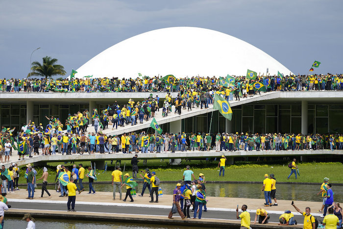 Manifestantes, partidarios del expresidente de Brasil Jair Bolsonaro, atacan el edificio del Congreso Nacional en Brasilia, Brasil, el 8 de enero de 2023.