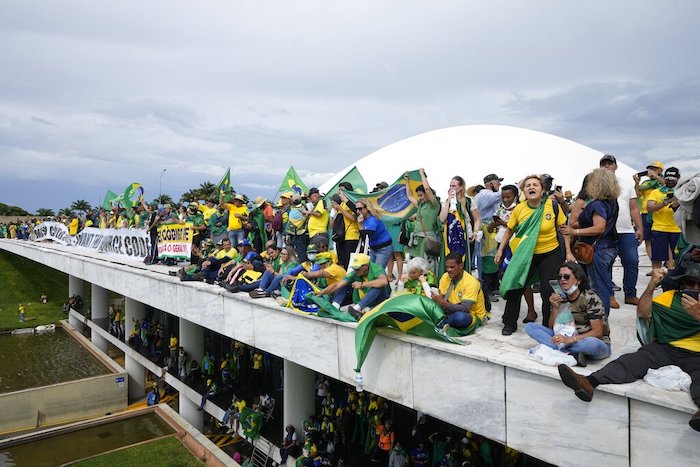 Manifestantes partidarios del expresidente de Brasil Jair Bolsonaro en el techo del edificio del Congreso Nacional después de irrumpir en el recinto, el 8 de enero de 2023, en Brasilia.