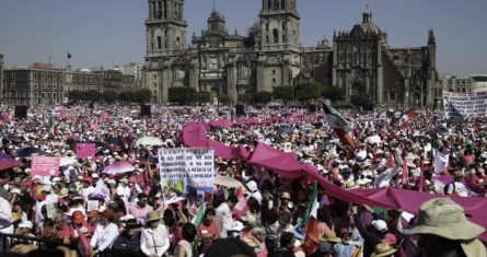 Miles de personas en el Zócalo capitalino para sumarse a la convocatoria nacional de la marcha en defensa del INE.