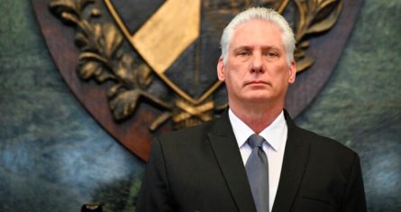 El Presidente cubano Miguel Díaz-Canel asiste a una ceremonia que marca el 25to aniversario del viaje apostólico de Juan Pablo II a Cuba.