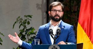 El Presidente de Chile, Gabriel Boric, habla durante una ceremonia con el Canciller alemán Olaf Scholz en el palacio presidencial de La Moneda en Santiago, Chile, el domingo 29 de enero de 2023.