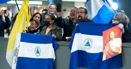 Seguidores de presos políticos de Nicaragua claman en el aeropuerto internacional Washington Dulles International, en Chantilly, Virginia, Estados Unidos, el jueves 9 de febrero de 2023.