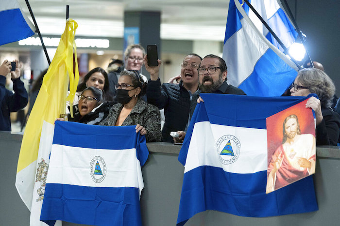 Seguidores de presos políticos de Nicaragua claman en el aeropuerto internacional Washington Dulles International, en Chantilly, Virginia, Estados Unidos, el jueves 9 de febrero de 2023.