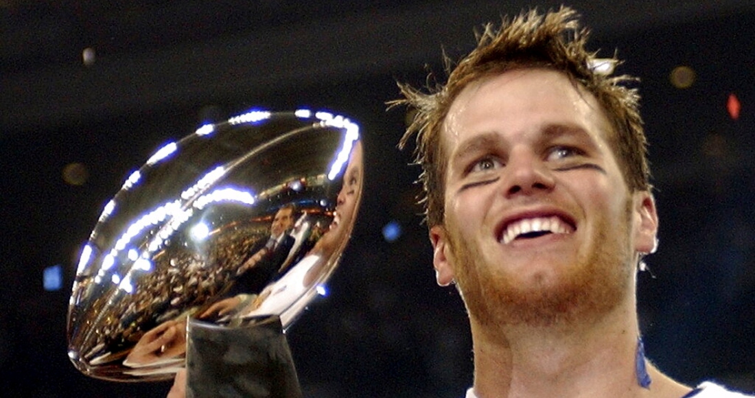 Tom Brady con el Trofeo Vince Lombardi luego del Super Bowl de Houston el 1 de febrero de 2004.