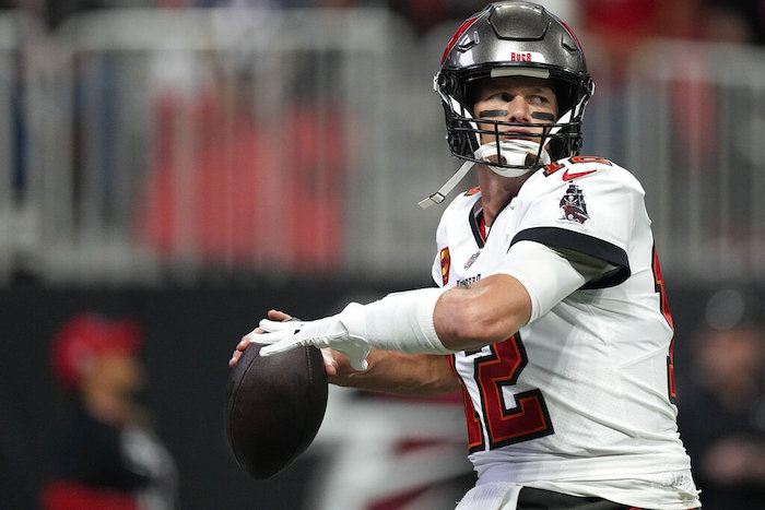 Tom Brady (12), quarterback de los Buccaneers de Tampa Bay, calienta el brazo previo al partido en contra de los Falcons de Atlanta, el domingo 8 de enero de 2023, en Atlanta.